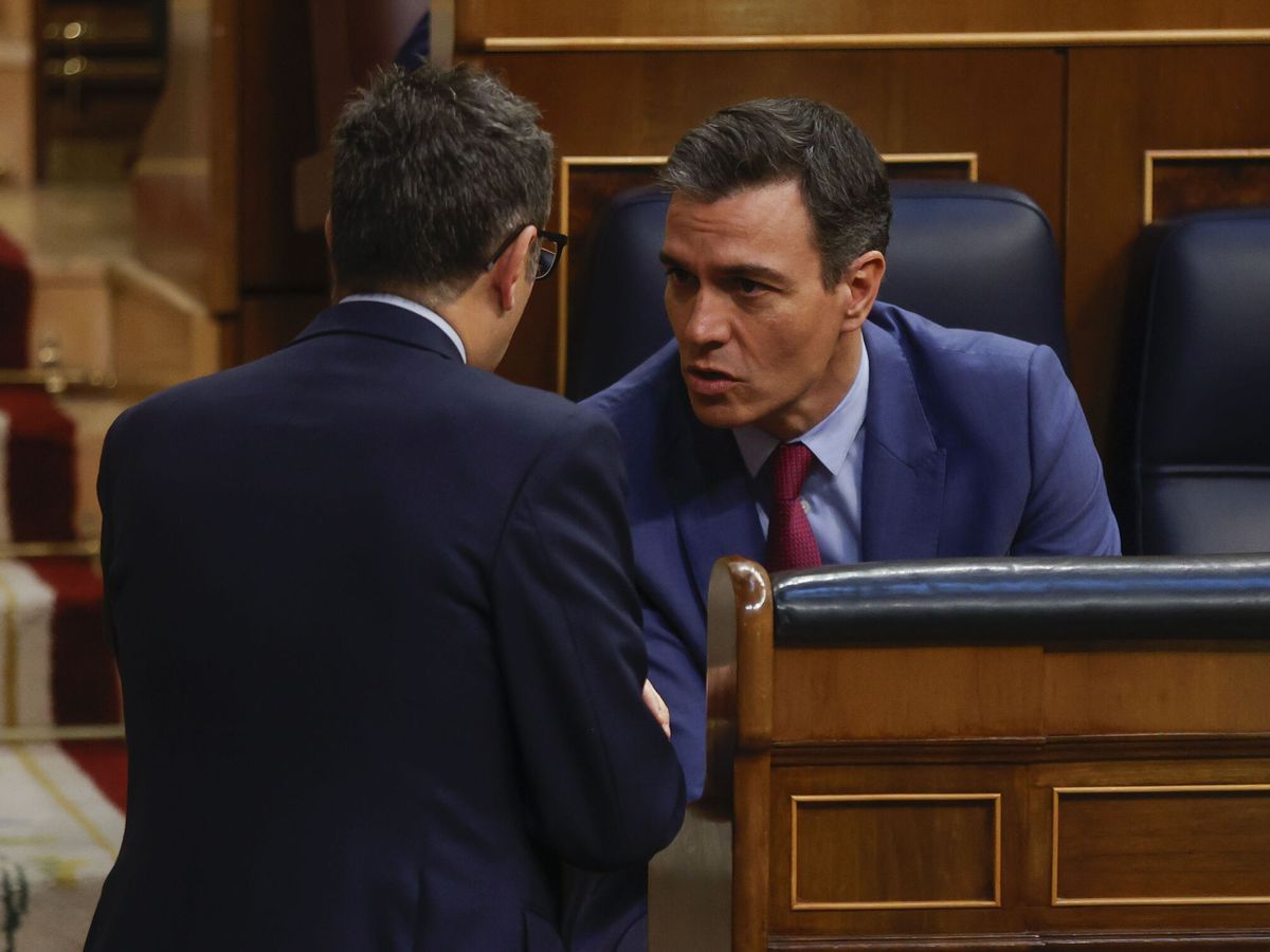 El presidente del Gobierno, Pedro Sánchez, conversa con el ministro de Presidencia, Félix Bolaños, en el Congreso de los Diputados. EFE/Juan Carlos Hidalgo