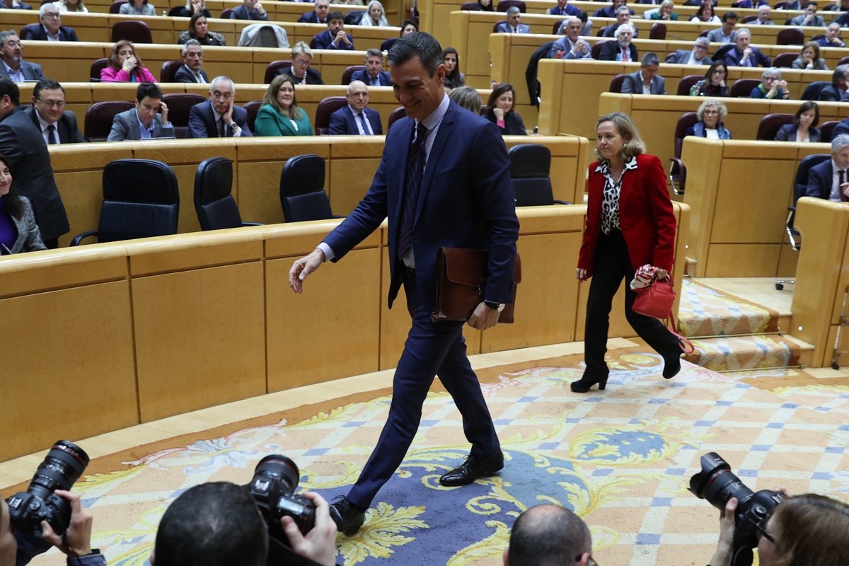 El presidente del Gobierno, Pedro Sánchez (c), durante el pleno del Senado, este miércoles en Madrid . EFE/ Kiko Huesca