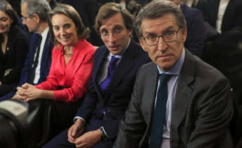 MADRID, 30/11/2022.- El líder del PP, Alberto Núñez Feijóo, el alcalde de Madrid, José Luis Martínez Almeida (c) y la secretaria general del PP, Cuca Gamarra durante la presentación del libro "El escaño de Satanás", del vicesecretario general de Asuntos Institucionales, Esteban González Pons, este miércoles en Madrid. EFE/ Fernando Alvarado