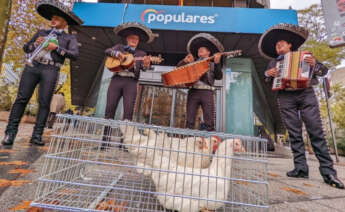 Gallinas y mariachis ante la sede del PP en la calle Génova de Madrid. Foto: Servimedia.