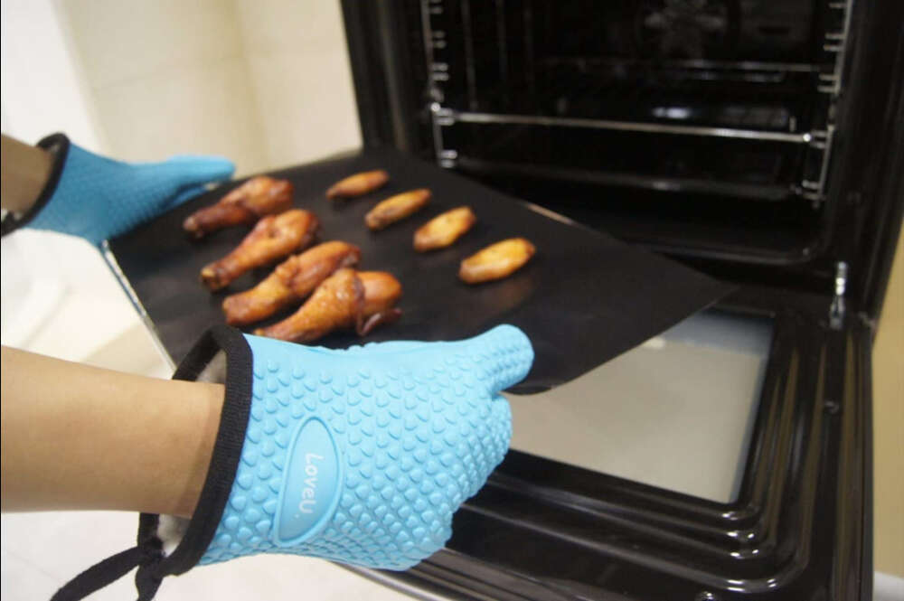 Guante para horno de silicona, evita quemaduras en la cocina.