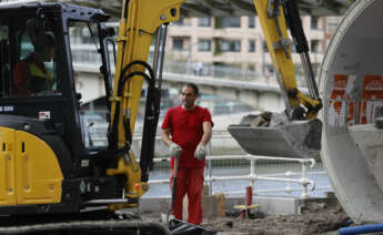 Operarios de la construcción trabajan en una zanja este jueves en Bilbao. El paro registrado en octubre en Euskadi subió en 65 personas, lo que supone un ascenso del 0,06 % respecto a septiembre, hasta situar el número total de inscritos en Lanbide en 111.745, con lo que se sitúa como una de las seis comunidades en las que ha subido el paro.EFE/Luis Tejido