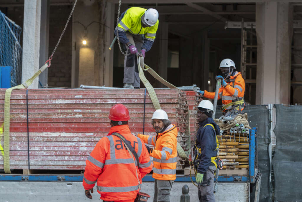 España cerró 2022 con 20,4 millones de ocupados, casi 280.000 más que en 2021, aunque el cuarto trimestre acusó las consecuencias de la ralentización económica y el empleo no solo perdió casi 82.000 trabajadores, sino que el paro también subió y volvió a superar la cota de los 3 millones de desempleados. En la imagen varios trabajadores, esta mañana en Zaragoza. EFE/Javier Belver