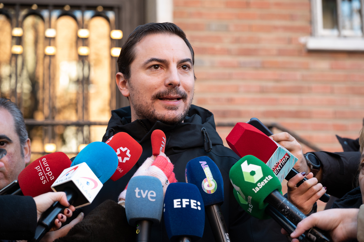 El secretario general del PSOE-M, Juan Lobato, atiende a los medios en la plaza del Trébol de San Fernando de Henares (Madrid). EFE/ Fernando Villar