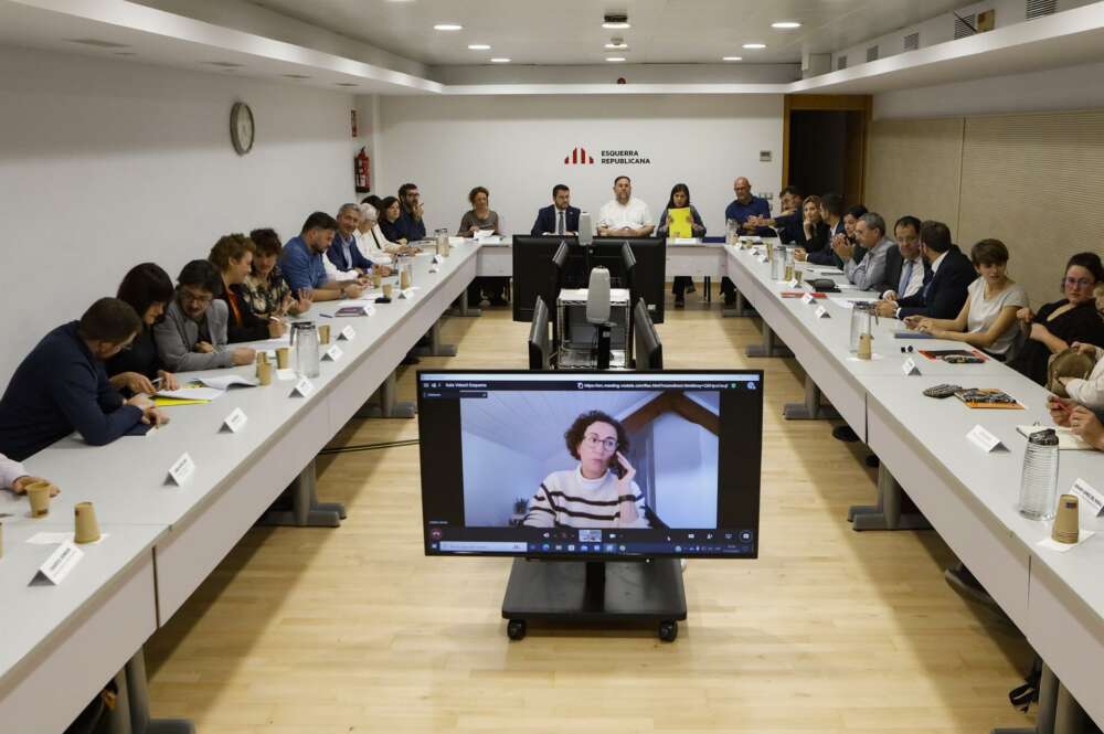 La dirección de ERC, encabezada por Pere Aragonès, Oriol Junqueras, y Marta Rovira (en la pantalla), en una reunión en noviembre de 2022 en la sede del partido. EFE/Quique García