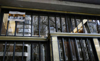 MADRID 08/02/2012.- Cartel de venta en el portal de una vivienda de la conocida "milla de oro" de Madrid. EFE/J.M. Espinosa/yv