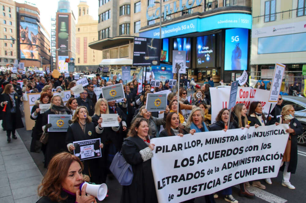 Cientos de letrados de la administración de Justicia (LAJ), los antiguos secretarios judiciales, se han manifestado este martes frente al Ministerio de Justicia en la primera jornada de la huelga indefinida con la que exigen mejoras salariales y laborales. EFE/ Mercedes Ortuño Lizarán