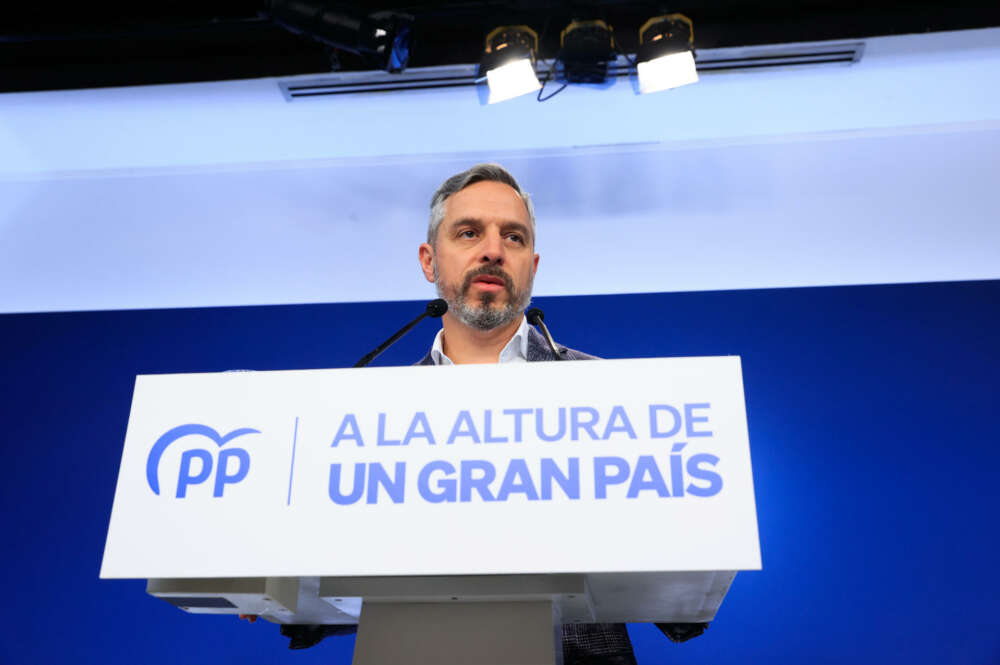 El vicesecretario de Economía del Partido Popular, Juan Bravo, durante la rueda de prensa ofrecida este lunes en la sede del partido, en Madrid. EFE/Zipi Aragón