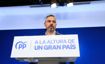 El vicesecretario de Economía del Partido Popular, Juan Bravo, durante la rueda de prensa ofrecida este lunes en la sede del partido, en Madrid. EFE/Zipi Aragón