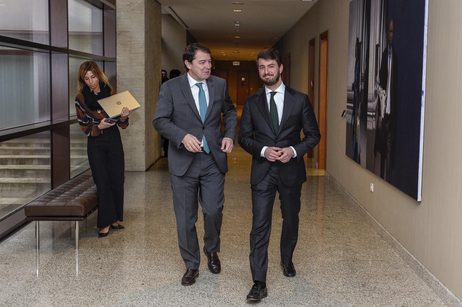 El presidente de la Junta de Castilla y León, Alfonso Fernández Mañueco (PP), conversa con el vicepresidente, Juan García Gallardo (Vox). Foto: EFE/ Nacho Gallego.