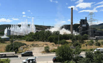 Voladura controlada de la chimenea de la central térmica de La Robla (León). EFE/J.Casares