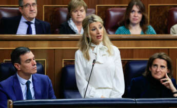 MADRID, 22/02/2023.- La vicepresidenta segunda y ministra de Trabajo, Yolanda Díaz (c), en presencia del presidente del Gobierno, Pedro Sánchez, interviene durante la sesión de control al Gobierno celebrada este miércoles en el Congreso de los Diputados. EFE/ Zipi