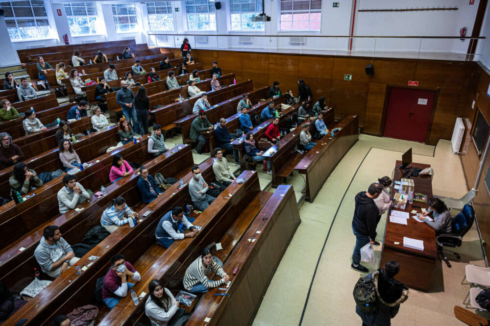 Cientos de personas participan en una oposición. EFE/ Fernando Villar