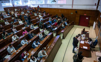 Cientos de personas participan en una oposición. EFE/ Fernando Villar