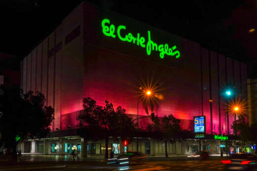 Fachada exterior de El Corte Inglés de noche