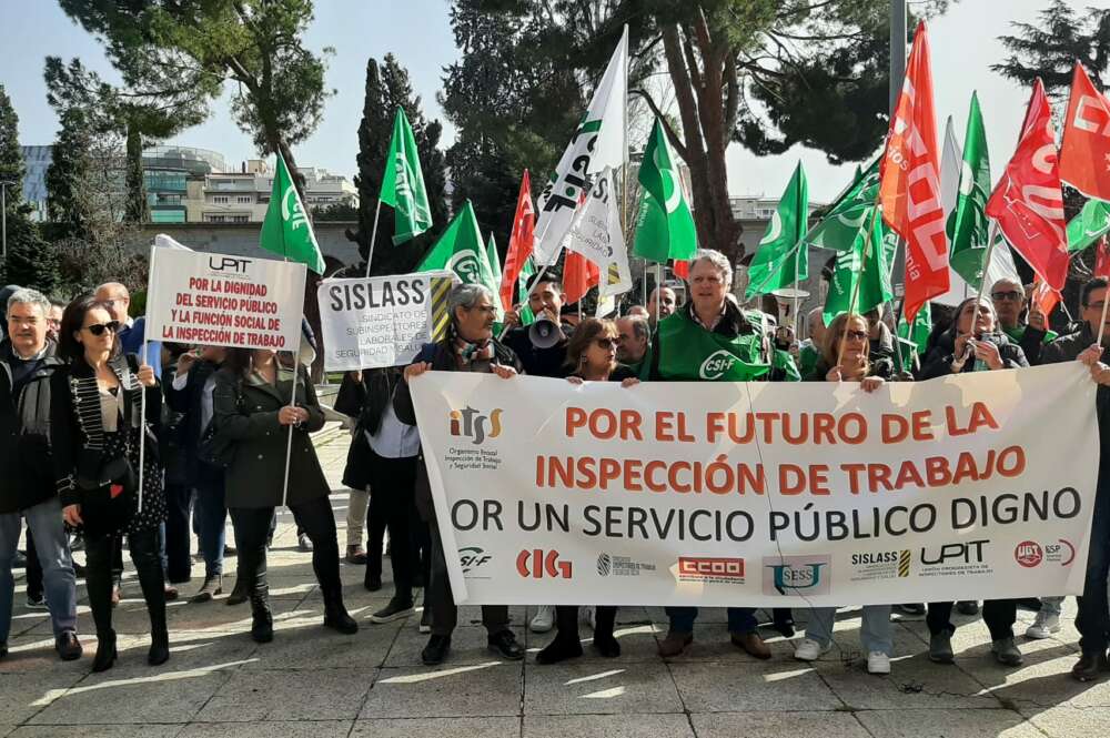 Ocho sindicatos de la Inspección de Trabajo se manifiestan a las puertas del ministerio de Yolanda Díaz. Foto: C.D.