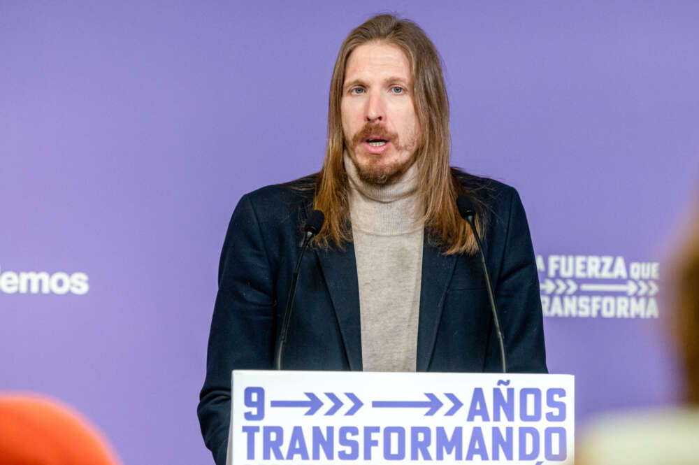 El portavoz de Podemos, Pablo Fernández, ofrece una rueda de prensa este lunes en Madrid. EFE/ Fernando Villar