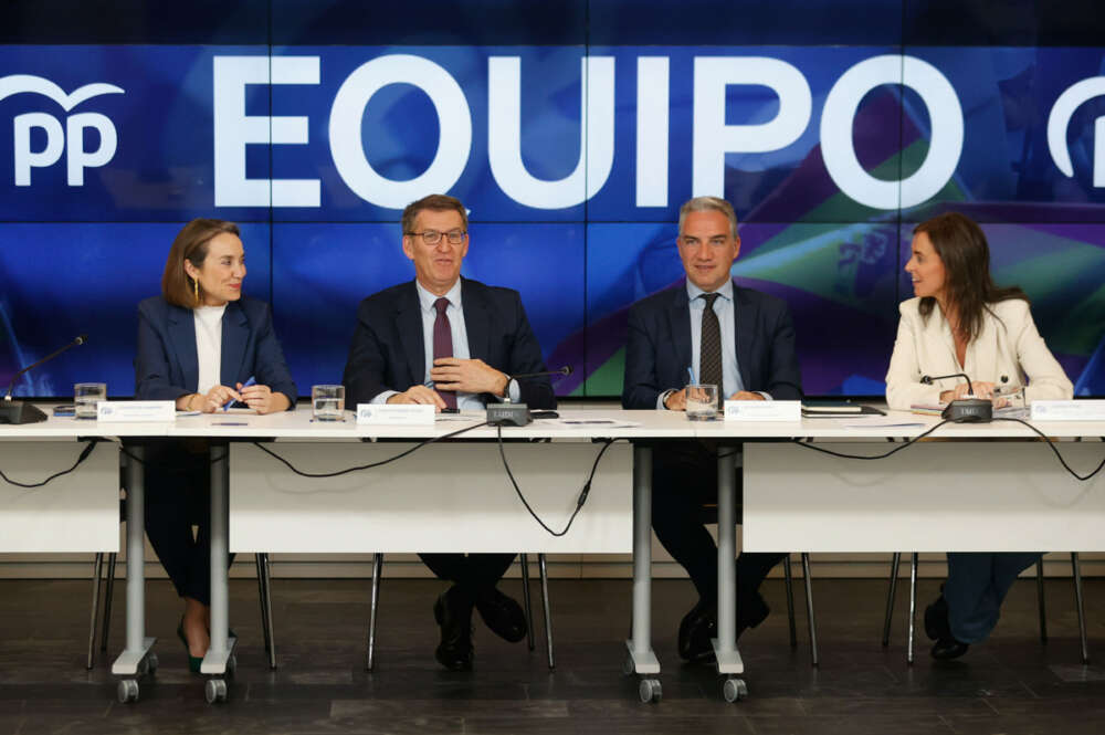 El presidente del PP, Alberto Núñez Feijóo (2i), junto a la secretaria general, Cuca GAmarra (i); el coordinador general, Elías Bendodo (2d); y Carmen Funez (d) durante la reunión del Comité Ejecutivo Nacional de la formación este lunes en Madrid. EFE/ Javier Lizon