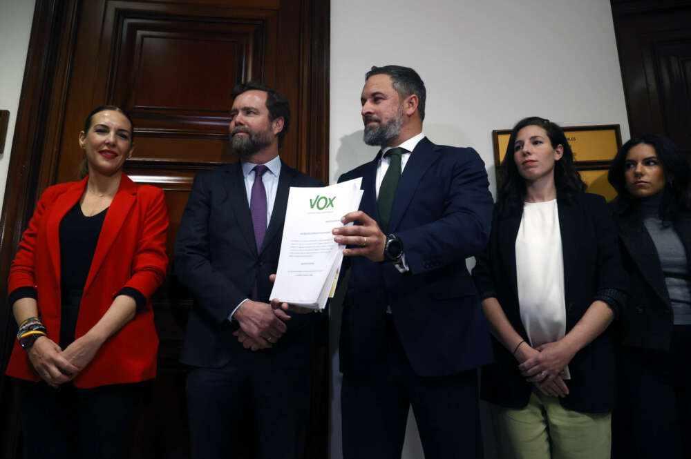 El presidente de Vox, Santiago Abascal, formaliza en el Registro del Congreso de los Diputados. EFE/ Juan Carlos Hidalgo