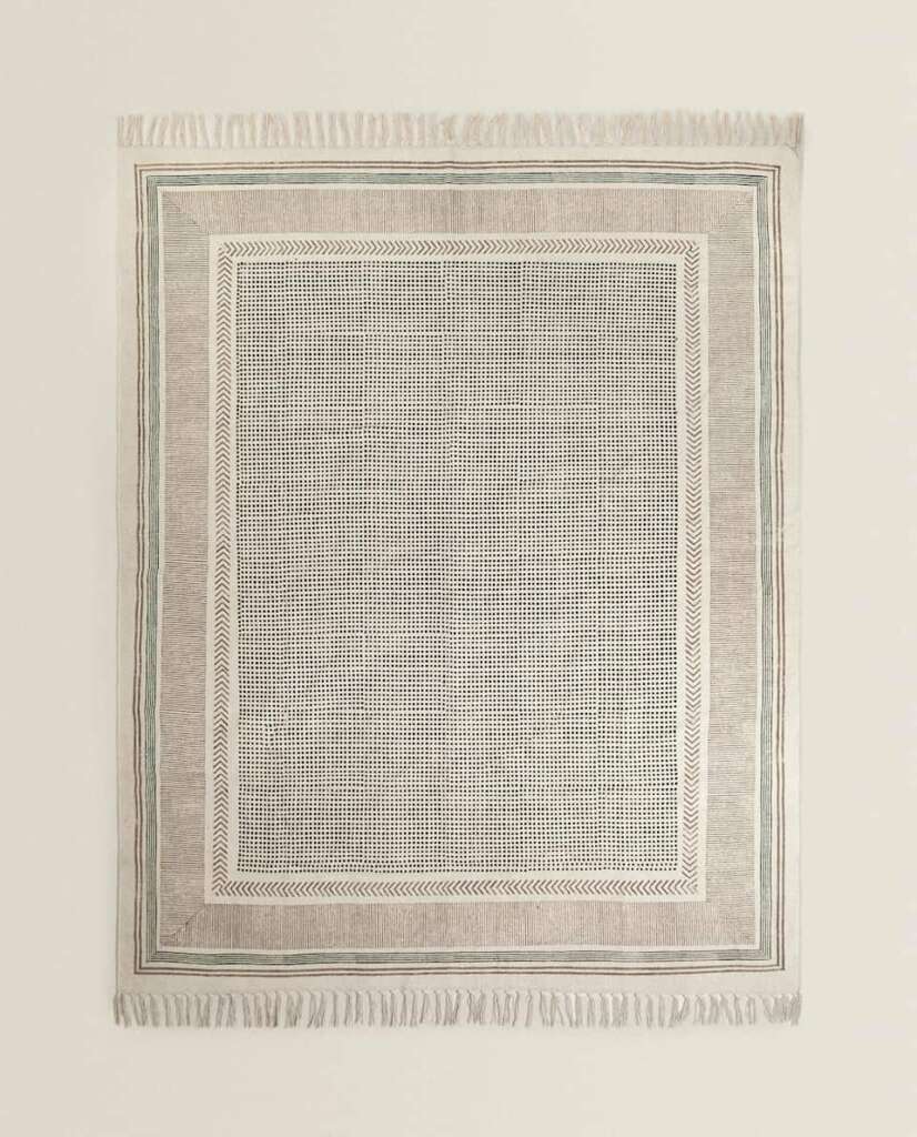 La alfombra block print, disponible en Zara Home.
