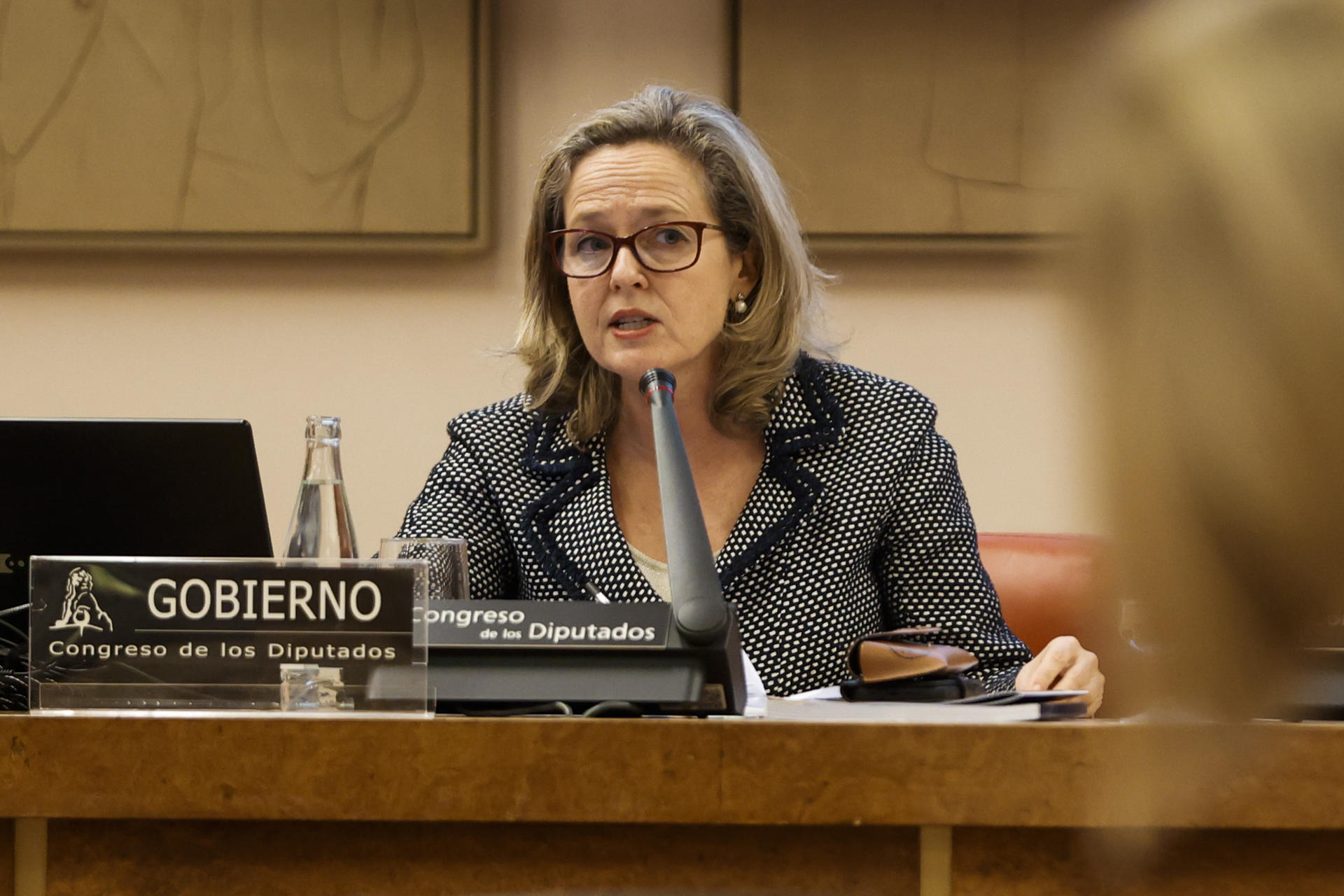 La vicepresidenta primera del Gobierno y ministra de Asuntos Económicos, Nadia Calviño, durante su comparecencia en la Comisión de Asuntos Económicos. EFE/ Mariscal.