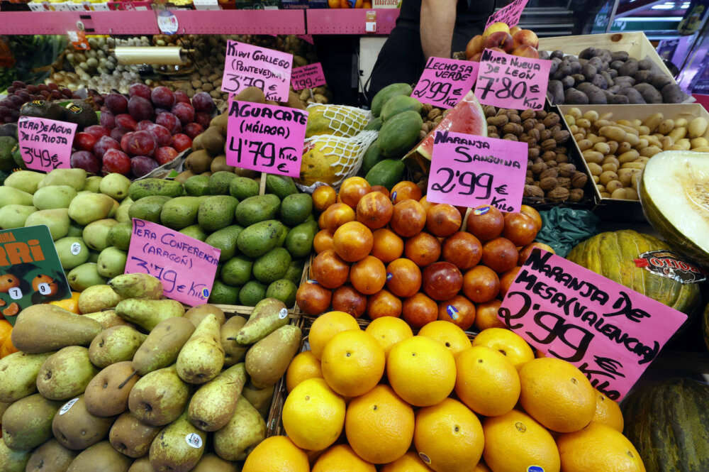 MADRID, 14/04/2023.- Vista de un puesto con frutas y hortalizas en un mercado de Madrid, este viernes. La mayoría de los alimentos con el IVA eliminado o reducido desde comienzos de 2023 subieron de precio en marzo con respecto al mes anterior y en lo que va de año, según los datos difundidos este viernes por el Instituto Nacional de Estadística (INE). El Índice de Precios de Consumo (IPC) refleja que en marzo solo los aceites comestibles que no son de oliva y las frutas frescas o refrigeradas bajaron de precio en comparación con febrero, el 2,9 y el 0,2 %, respectivamente. Desde que en enero entró en vigor la decisión del Gobierno de suprimir o reducir el Impuesto sobre el Valor Añadido (IVA) a ciertos alimentos básicos para contener la inflación, la mayoría de las categorías a las que se aplica la medida se han encarecido. EFE/ Javier Lizón