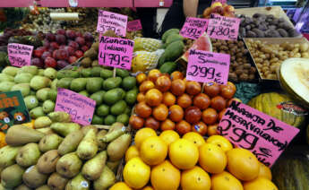 MADRID, 14/04/2023.- Vista de un puesto con frutas y hortalizas en un mercado de Madrid, este viernes. La mayoría de los alimentos con el IVA eliminado o reducido desde comienzos de 2023 subieron de precio en marzo con respecto al mes anterior y en lo que va de año, según los datos difundidos este viernes por el Instituto Nacional de Estadística (INE). El Índice de Precios de Consumo (IPC) refleja que en marzo solo los aceites comestibles que no son de oliva y las frutas frescas o refrigeradas bajaron de precio en comparación con febrero, el 2,9 y el 0,2 %, respectivamente. Desde que en enero entró en vigor la decisión del Gobierno de suprimir o reducir el Impuesto sobre el Valor Añadido (IVA) a ciertos alimentos básicos para contener la inflación, la mayoría de las categorías a las que se aplica la medida se han encarecido. EFE/ Javier Lizón