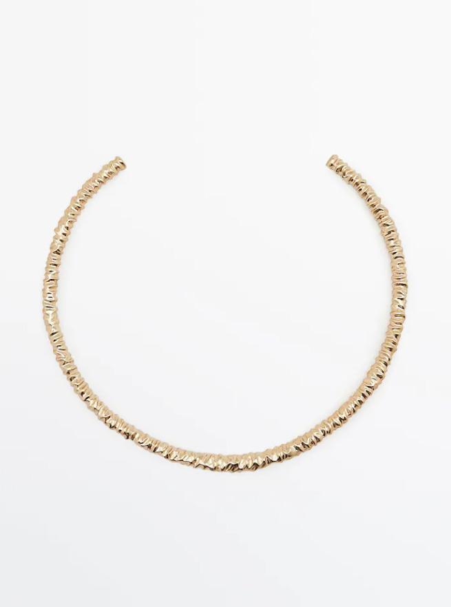 El chocker con textura de baño de oro de Massimo Dutti ideal para el día de la madre