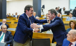 MADRID, 25/04/2023.-El presidente de CEOE, Antonio Garamendi (i), y el presidente de Cepyme, Gerardo Cuerva, durante la jornada "Sobre la dignidad empresarial" con motivo del 45 aniversario de Cepyme en la sede de la organización este martes en Madrid. EFE/ Borja Sánchez Trillo