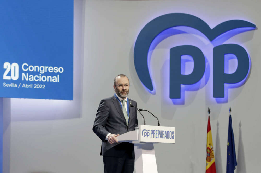 SEVILLA, 02/04/2022.- El presidente del PPE, Manfred Weber, durante su intervención en la segunda jornada del XX Congreso Nacional del PP que se celebra en Sevilla. EFE/Julio Muñoz