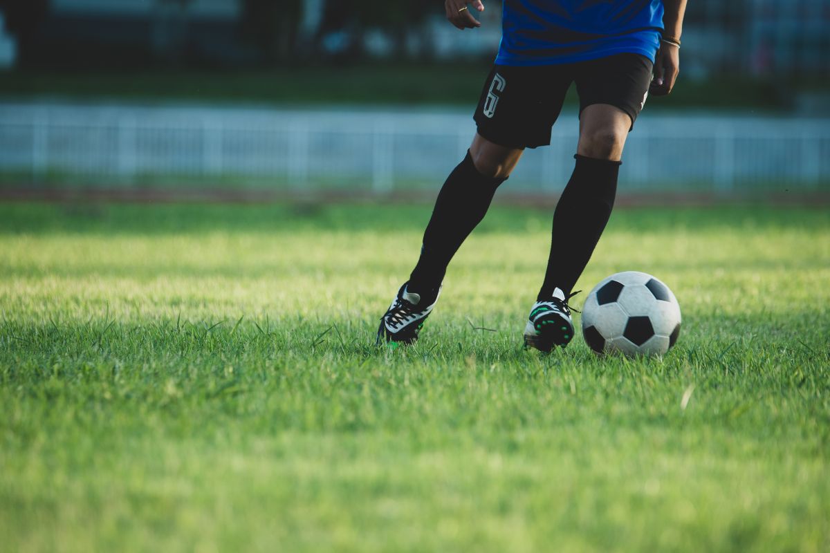 Una persona juega a futbol. Foto: Freepik. Laliga