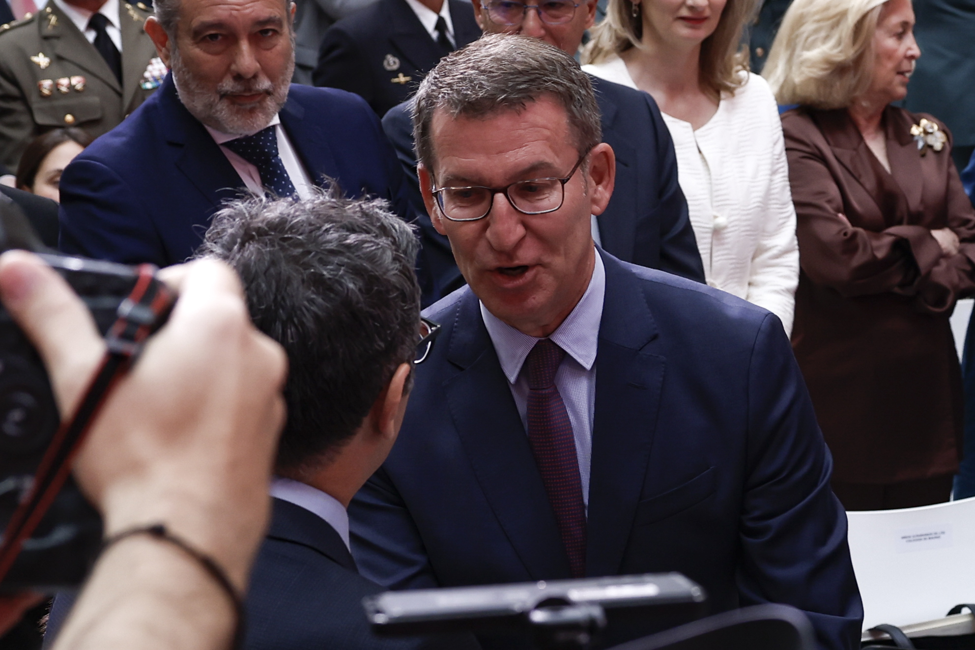 MADRID, 02/05/2023.- El presidente del PP, Alberto Núñez Feijóo (d), saluda al ministro de la Presidencia, Relaciones con las Cortes y Memoria Democrática, Félix Bolaños (i), durante el acto de entrega de la Medalla de la Comunidad de Madrid y las condecoraciones de la Orden del Dos de Mayo, este martes en la Real Casa de Correos. EFE/ J.J.Guillén