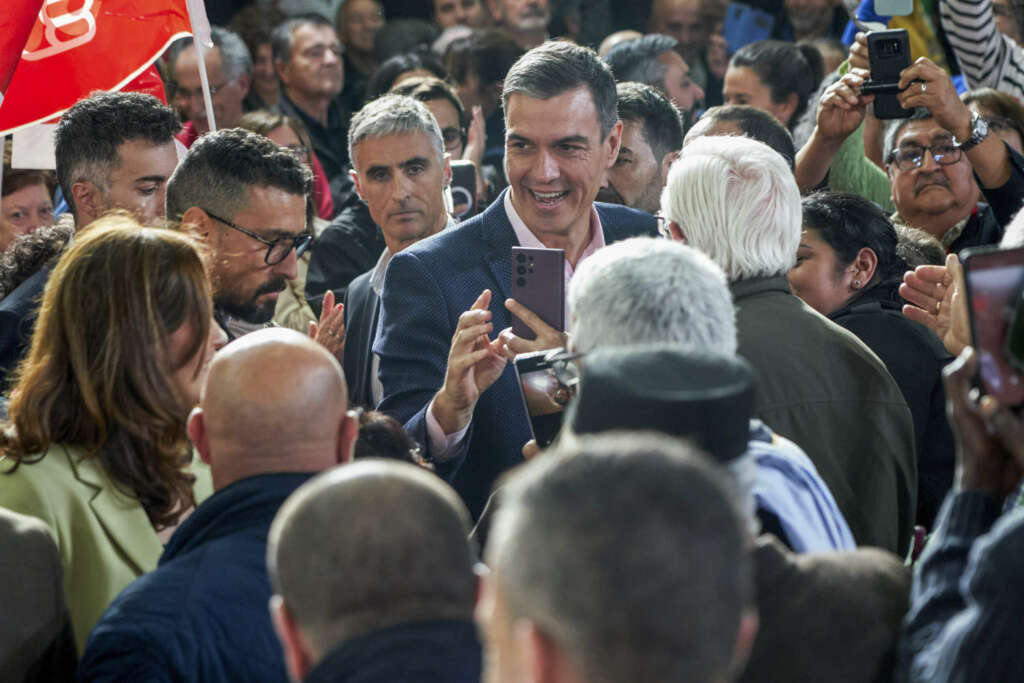 VITORIA (ESPAÑA), 15/05/2023.- El presidente del Gobierno y líder del PSOE, Pedro Sánchez (c), participa en un acto electoral este lunes, en Vitoria. EFE / L. Rico