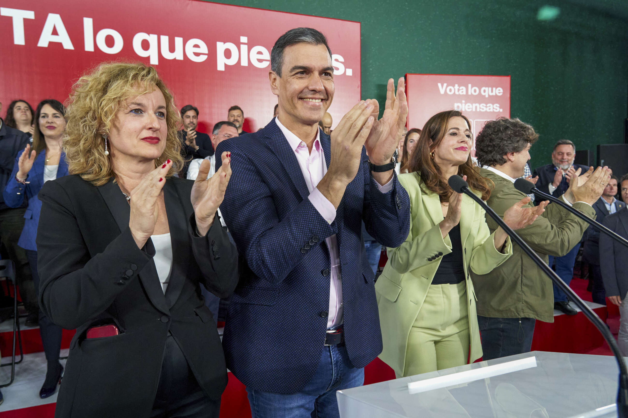 VITORIA (ESPAÑA), 15/05/2023.- El presidente del Gobierno y líder del PSOE, Pedro Sánchez (c), la candidata a la alcaldía de Vitoria, Maider Etxebarria (d), y la candidata a la diputación de Alava, Cristina González (i), participan en un acto electoral este lunes, en Vitoria. EFE / L. Rico