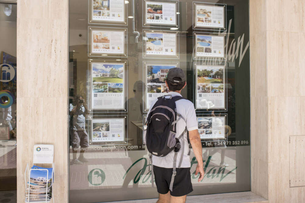 La lectura minuciosa de todas las cláusulas del contrato de arras es un aspecto importante. EFE/ David Arquimbau Sintes