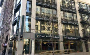 USA5248. NUEVA YORK (NY, EEUU), 21/03/2023.- Personas caminan frente al edificio del First Republic Bank hoy en Nueva York (EE. UU). Las acciones del castigado banco estadounidense First Republic se disparaban más de un 23 % en la mañana de este martes, durante las operaciones electrónicas anteriores a la apertura de Wall Street, tras varios días de profundas caídas como consecuencia de la tormenta que ha arreciado sobre la banca estadounidense y europea. EFE/Javier Otazu