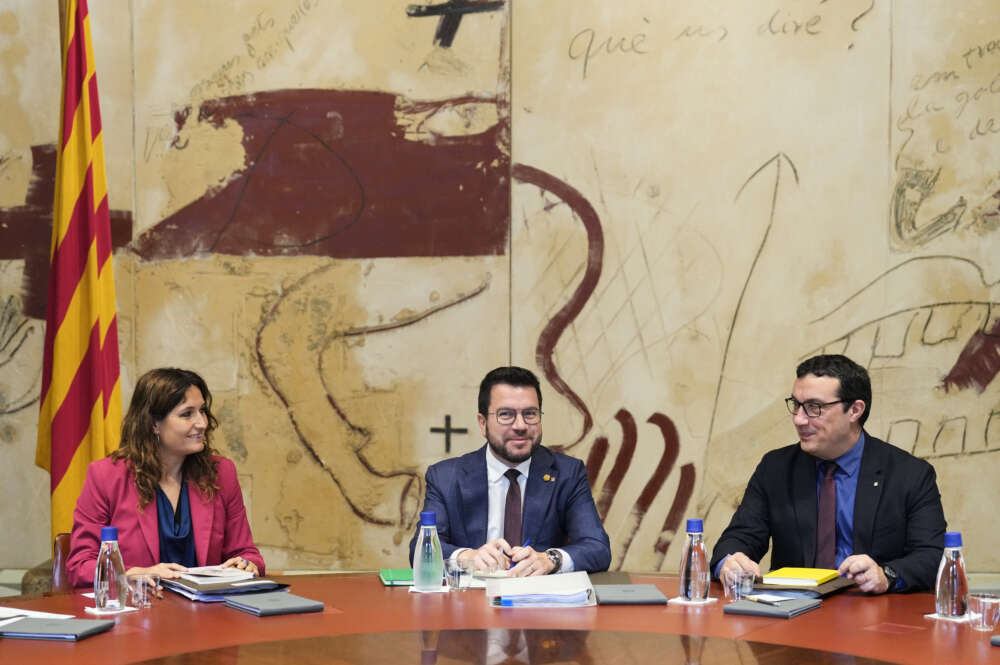 GRAFCAT1796. BARCELONA, 20/06/2023.- El presidente de la Generalitat, Pere Aragonès, junto a la consellera de Presidencia, Laura Vilagrà (i), y el secretario del Govern, Xavier Bernadí (d), durante la reunión semanal del gobierno catalán, mientras los partidos políticos catalanes preparan ya la maquinaria electoral para los comicios del 23 de julio, aún bajo los efectos de la elección del socialista Jaume Collboni como alcalde de Barcelona. EFE/Alejandro García