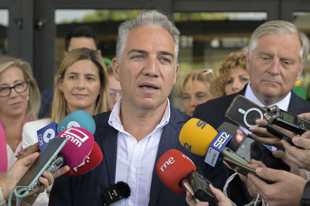 CIUDAD REAL, 19/05/2023.- El coordinador general del PP, Elías Bendodo (c), atiende a los medios de comunicación, junto a la secretaria regional del Partido Popular de Castilla-La Mancha, Carolina Agudo (i), y el candidato a la alcaldía de Ciudad Real, Paco Cañizares (d) en la estación del AVE en Ciudad Real. EFE/Jesús Monroy