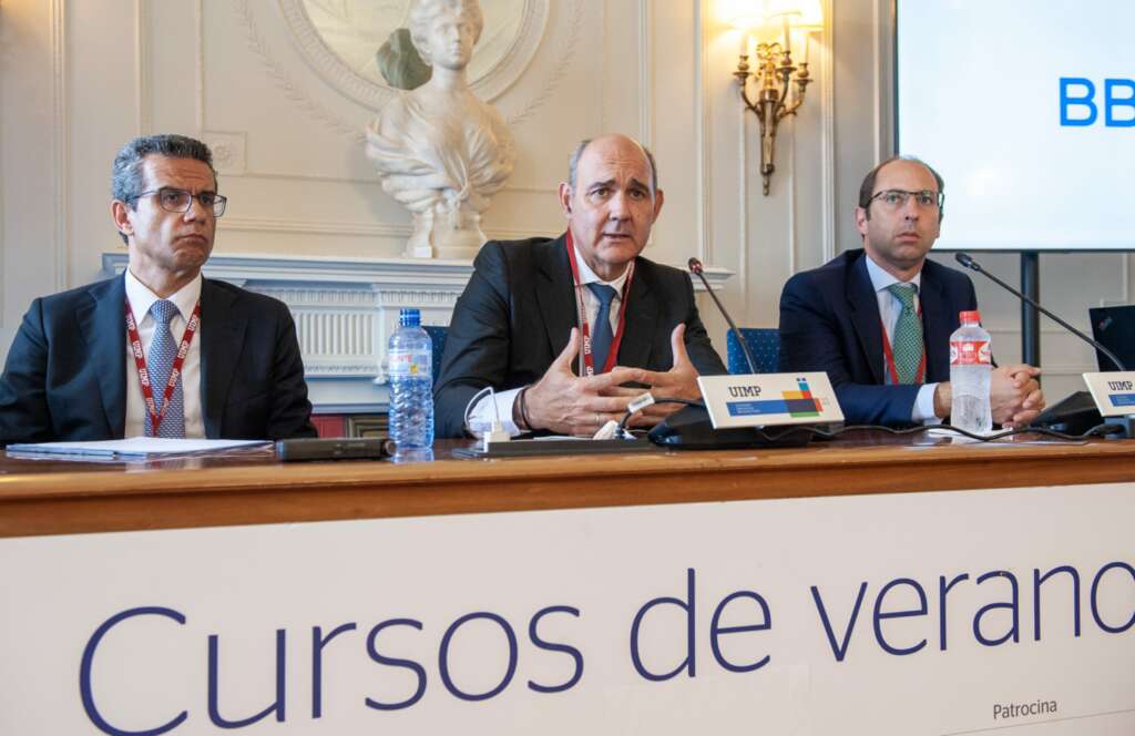 De izquierda a derecha, José Manuel Domínguez Carravilla (Deloitte), Francisco Uría (KPMG) y Pablo Martínez Pina García (PWC), durante su intervención en el curso de economía organizado por la APIE en la Universidad Menéndez Pelayo. Euro digital