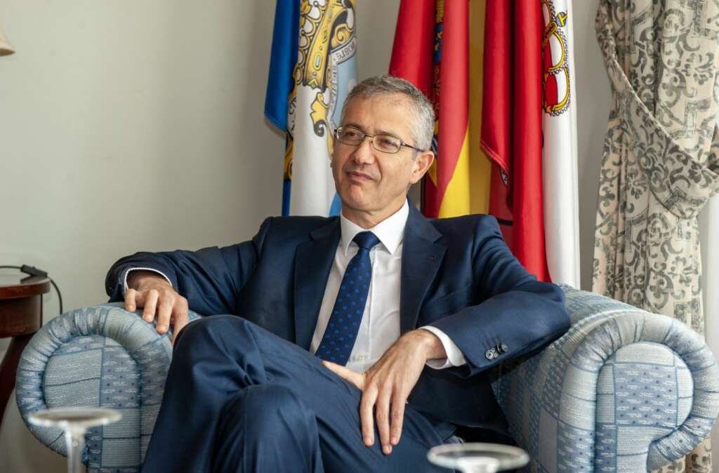 Pablo Hernández de Cos, Gobernador del Banco de España, en el curso de economía organizado por la APIE en la Universidad Menéndez Pelayo. Autónomos Banca 