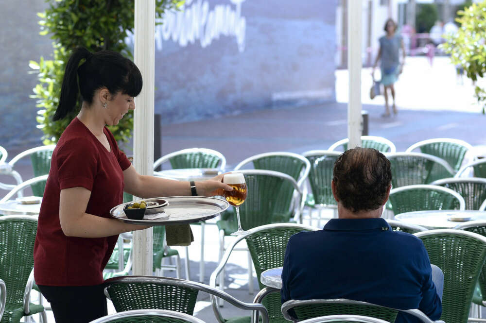 GRA136. VALLADOLID, 04/07/2016.- Una camarera sirve una consumición esta mañana en una terraza de Valladolid, en el día en el que el Ministerio de Empleo y Seguridad Social, ha anunciado que Castilla y León, con una disminución en junio del paro del 5,15%, fue la cuarta comunidad autónoma en descenso relativo en el número de parados registrado en el servicios público de empleo, por detrás de Baleares, Cantabria y Galicia. EFE/NACHO GALLEGO