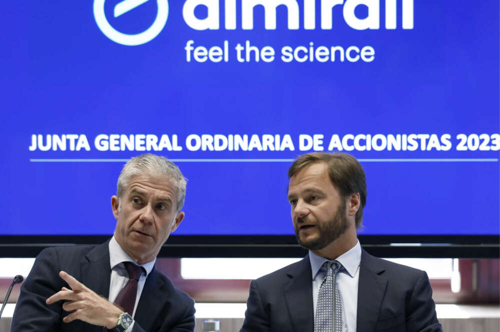 El presidente y consejero delegado de la empresa farmacéutica Almirall, Carlos Gallardo, junto al secretario del Consejo de Administración, Daniel Ripley. EFE/Andreu Dalmau