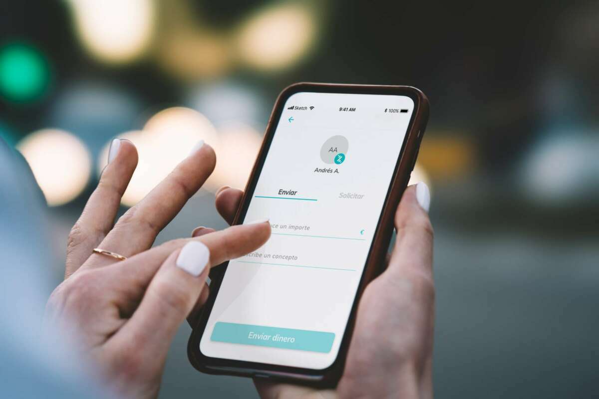 La aplicación permite transferir como máximo 5.000 euros al mes.