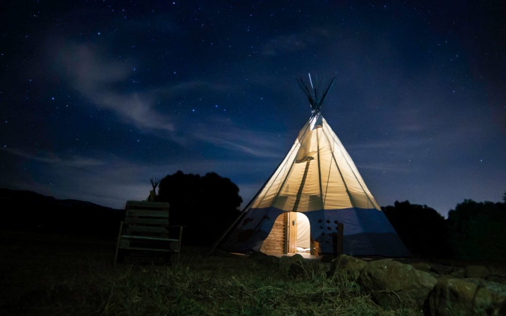 Los tepee son unas tiendas cónicas hecha de tela y madera. Foto: Wakana.