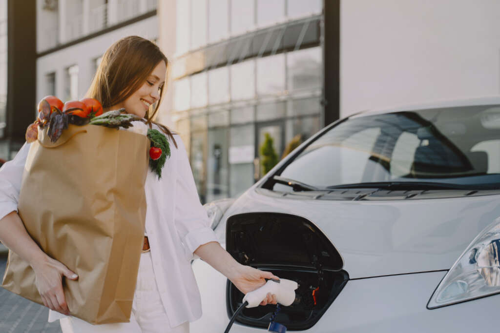 En los centros comerciales es posible encontrar cargadores de menos de 50 kW. Foto: Envato