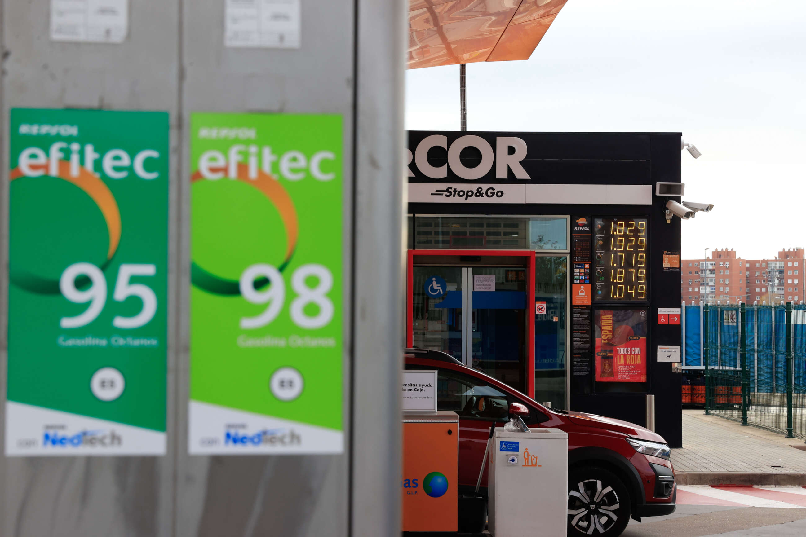 Detalle de los precios del combustible en una gasolinera en Madrid. EFE/ Zipi