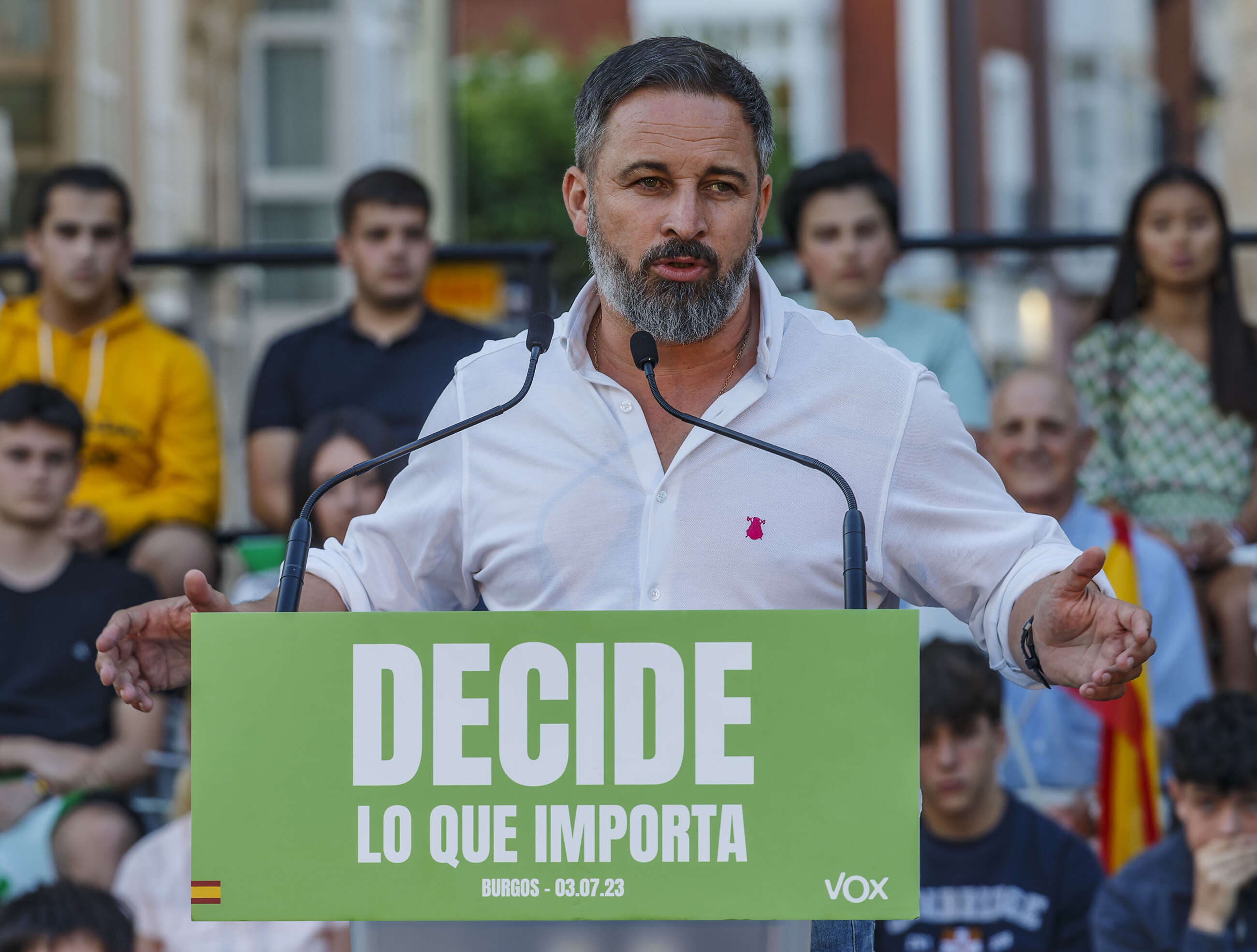 Santiago abascal sin camiseta hot sale