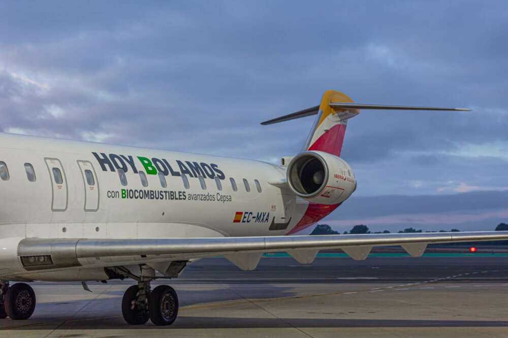 Avión suministrado con SAF de Cepsa en el Aeropuerto de Sevilla. Foto: Cepsa