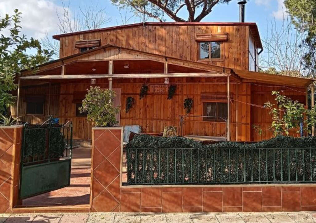 La casa a la venta en Carmona está hecha de madera. Foto: Idealista.