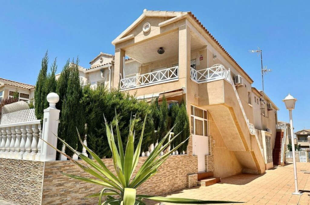 El chalet en venta en Torrevieja tiene un precio de 115.000 euros. Foto: Idealista.